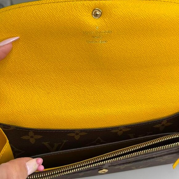 Louis Vuitton Monogram Canvas Wallet with Classic LV Logo Design - Picture 8 of 8